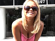 Une starlette blonde se fait exploser le trou de balle ! title=