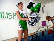 Toute l'&eacute;quipe se vide dans la bouche de la pom-pom girl ! title=