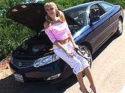Elle devra user de ses charmes pour se faire secourir ! title=