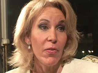 Vieille pute baise un jeune puceau !