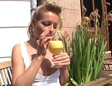 Baisée sur la pelouse du jardin !