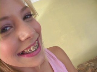 Elle vient d'avoir 18 ans et se prend déjà une grosse bite.