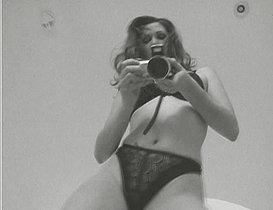 Aria dirige un shooting coquin.