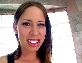 Pour une bonne note, elle se fait retourner le rectum par son prof.