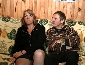 Mémère échange son balai contre deux bites poilues.