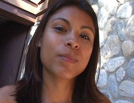 Jeune colombienne postule pour un emploi de secrétaire.