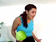 Deux taulards nains tringlent une bonne femme ! title=